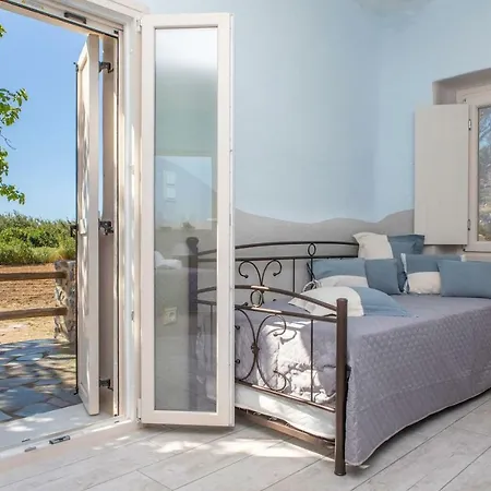 Peratsi Country House *